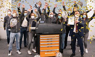 Das „PrintJet-Connect"-Team bejubelt die Auszeichnung, die Weidmüller für den Hochleistungs-Drucker bekommen hat. - Weidmüller