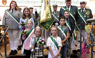 Der neue Kinderschützenkönigsthron mit Kinderschützenkönigin Amber Sophie Rheker und König Jakob Schröder (vorne) und ihren Königsoffizieren mit Hofdamen Taylor Paeschke mit Begleiterin Mira Mühl und Lasse Durdel mit Franziska Prax - Rudi Rudolph