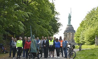 Empfingen das XXL-Modell des „Kantigen Hermanns" am Original des Denkmals in Detmold: Dörte Pieper (Stadt Detmold, 2. von links), Kurt Kalkreuter (Stellvertretend für Landrat Dr. Axel Lehmann, 6. von links), Günter Weigel (Geschäftsführer der LTM, 8. von rechts), Jörg Düning-Gast (Verbandsvorsteher des Landesverbands Lippe, 7. von rechts) mit der Delegation aus Hövelhof, die begleitet wird von Hubert Böddeker (Vorsitzender des Verkehrsvereins Hövelhof, 3. von links), Hövelhofs Bürgermeister Michael Berens (4. von links), Thomas Westhof (Wirtschaftsförderung und Marketing Hövelhof, 6. von rechts) und Anja Veith (Geschäftsführerin Touristikzentrale Paderborner Land, 3. von rechts).  - LTM GmbH