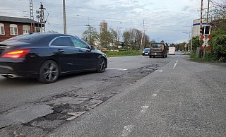 Die Straße am Bahnübergang hinter dem Marktkauf ist eigentlich nur noch eine Aneinanderreihung von Schlaglöchern und Flickwerk. Das soll sich ändern, und nicht nur am Bahnübergang an der Heidenschen Straße stehen Arbeiten an. - Astrid Sewing