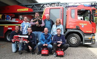 Jetzt fehlt nur noch gutes Wetter: Aufs Hörnchenfest freuen sich (vorne von links) Jan Strüßmann und Olaf Biere (Feuerwehr), Andreas Husemann und Moritz Vogel (Autohaus Husemann) sowie (hinten von links) Martin Postert (DJ), Sebastian Delius (Hermannshof) mit dem Table-Soccer-Pokal, Bianca Kompalla (IHG/Integrationsrat) sowie Manfred Hütte (IHG). - Dieter Asbrock Jetzt fehlt nur noch gutes Wetter: Aufs Hörnchenfest freuen sich (vorne von links) Jan Strüßmann und Olaf Biere (Feuerwehr), Andreas Husemann und Moritz Vogel (Autohaus Husemann) sowie (hinten von links) Martin Postert (DJ), Sebastian Delius (Hermannshof) mit dem Table-Soccer-Pokal, Bianca Kompalla (IHG/Integrationsrat) sowie Manfred Hütte (IHG). - Dieter Asbrock
