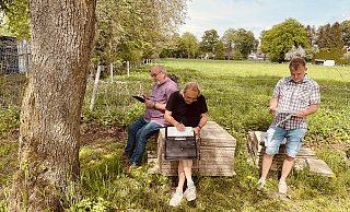 Walter Reese, Martin Nowosad und Klaus Fuhr (von links) bei der Datenaufnahme an einem der potentiellen Standorte für einen Wohnmobilstellplatz. - Schlangen 4.0 Walter Reese, Martin Nowosad und Klaus Fuhr (von links) bei der Datenaufnahme an einem der potentiellen Standorte für einen Wohnmobilstellplatz. - Schlangen 4.0