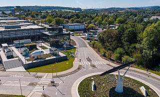 Nach einem Jahr Bauzeit ist der "All Electric Society-Park", der entlang der Zufahrt zu Phoenix Contact in Blomberg entstanden ist, jetzt geöffnet. - Phoenix Contact Nach einem Jahr Bauzeit ist der "All Electric Society-Park", der entlang der Zufahrt zu Phoenix Contact in Blomberg entstanden ist, jetzt geöffnet. - Phoenix Contact