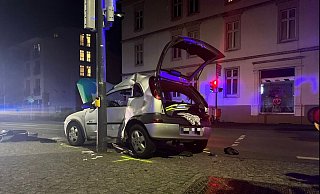 Gegen eine Ampelanlage prallte das Auto in der Nacht zum Mittwoch. - Feuwehr Detmold/C. Rieks