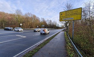 Beim Ortstermin waren sich die Behördenvertreter dann doch einig, dass die Radfahrer an dieser Kreuzung eine Querungshilfe bekommen sollten. - Marianne Schwarzer Beim Ortstermin waren sich die Behördenvertreter dann doch einig, dass die Radfahrer an dieser Kreuzung eine Querungshilfe bekommen sollten. - Marianne Schwarzer