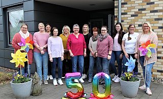 Mit ihrem Team freut sich Kita-Leiterin Alexandra Voß (6. von links) auf das Jubiläumsfest zum 50-jährigen Bestehen der Kita St. Joseph in Schieder. - Christian Schlichter Mit ihrem Team freut sich Kita-Leiterin Alexandra Voß (6. von links) auf das Jubiläumsfest zum 50-jährigen Bestehen der Kita St. Joseph in Schieder. - Christian Schlichter