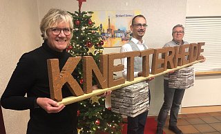 Heike Görder, Patric Westermann (Mitte) und Dirk Brüggenthies von der IG Knetterheide mit dem Modell. - Sven Kienscherf