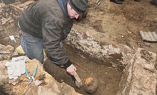 Bei den Ausgrabungen hinter der Erlöserkirche im Dezember 2007 ist Grabungstechniker Roland Schaberich in einem verputzten Grab auf die Überreste eines weiblichen Leichnams gestoßen. - LZ-Archiv/Bernhard Preuss Bei den Ausgrabungen hinter der Erlöserkirche im Dezember 2007 ist Grabungstechniker Roland Schaberich in einem verputzten Grab auf die Überreste eines weiblichen Leichnams gestoßen. - LZ-Archiv/Bernhard Preuss