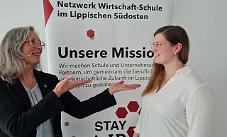 Mit sichtlicher Freude präsentiert Bildungskoordinatorin Heike Kreienmeier (links) mit Stella Eckl ihre Nachfolgerin. Sie weiß die Arbeit für die Ausbildungsförderung im lippischen Südosten in guten Händen. - Marianne Schwarzer