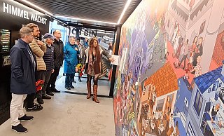 Dr. Inga Loke, stellvertretende Vorsitzende des Vereins Toleranz-Tunnel (rechts), erläutert zur Eröffnung die Ausstellung "ToleranzRäume" auf dem Blomberger Marktkauf. - Marianne Schwarzer Dr. Inga Loke, stellvertretende Vorsitzende des Vereins Toleranz-Tunnel (rechts), erläutert zur Eröffnung die Ausstellung "ToleranzRäume" auf dem Blomberger Marktkauf. - Marianne Schwarzer