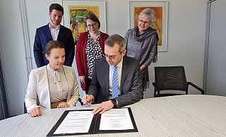 Kathleen Hendriks (Senior Director People & Culture, Phoenix Contact) und Jörg Bierwirth als Verbandsvorsteher der Volkshochschule Lippe-Ost unterzeichnen den neuen Kooperationsvertrag, während Arne Lütkehaus (Director Learning & Development, Phoenix Contact), Fachbereichsleiterin Nicole Grützmacher und Leiterin Andrea Lemm von der Volkshochschule (von links) zuschauen. - Marianne Schwarzer Kathleen Hendriks (Senior Director People & Culture, Phoenix Contact) und Jörg Bierwirth als Verbandsvorsteher der Volkshochschule Lippe-Ost unterzeichnen den neuen Kooperationsvertrag, während Arne Lütkehaus (Director Learning & Development, Phoenix Contact), Fachbereichsleiterin Nicole Grützmacher und Leiterin Andrea Lemm von der Volkshochschule (von links) zuschauen. - Marianne Schwarzer