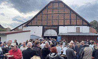 Im Vogtweg 6 ist alle paar Wochen richtig was los. Zur "Aftershow-Party" lud Kellner seine Anhänger nach dem Detmolder Gerichtsprozess per Mikrofon nach Tintrup ein. Hunderte kamen. Die nächste Feier ist schon geplant - Anlass: Am Wochenende wird Kellner 50. - Silke Buhrmester