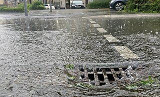 Im Detmolder Stadtgebiet steht das Wasser am Freitagabend nur so auf der Straße. Richtig schlimm soll es aber in Bad Sazuflen gewesen sein. - Janet König