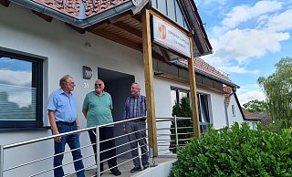 Bernd Kaufeld, Wilfried Harte und Günter Wiemann engagieren sich seit vielen Jahren für die Dorfgemeinschaft. Sie sind auch die Motoren für das GBR-Vereinsheim in Eschenbruch. Vor 30 Jahren wurde die Gesellschaft Bürgerlichen Rechts aus der Taufe gehoben, in der die Eschenbrucher Vereine vertreten sind. - Marianne Schwarzer Bernd Kaufeld, Wilfried Harte und Günter Wiemann engagieren sich seit vielen Jahren für die Dorfgemeinschaft. Sie sind auch die Motoren für das GBR-Vereinsheim in Eschenbruch. Vor 30 Jahren wurde die Gesellschaft Bürgerlichen Rechts aus der Taufe gehoben, in der die Eschenbrucher Vereine vertreten sind. - Marianne Schwarzer