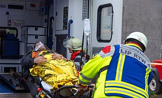 Der Rettungsdienst des Kreises ist immer zur Stelle, nicht nur bei Übungen wie 2019 in der Senne, sondern auch im Ernstfall. Dass die Kräfte auch Angriffen ausgesetzt sind, soll sich ändern. Das Meldesystem gegen Gewalt könnte ein Weg sein. - Archivfoto: Raphael Bartling