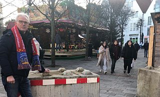 Chef-Organisator Michael Welslau vor einer der vielen Betonsperren, die den Weihnachtstraum - im Hintergrund das große Kinderkarussell vor der Post am Salzhof - vor Anschlägen mit Fahrzeugen schützen soll. - Thomas Reineke