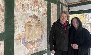 Connie Wille und Heiner Schäfer haben die Schwalenberger Künstlerklause gekauft. Die Sanierung des Hauses soll bald beginnen. - Silke Buhrmester Connie Wille und Heiner Schäfer haben die Schwalenberger Künstlerklause gekauft. Die Sanierung des Hauses soll bald beginnen. - Silke Buhrmester