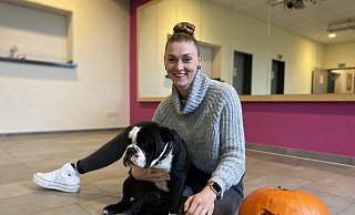 Ein neues Doppel im Jugendzentrum in Schwalenberg: Sozialpädagogin Astrid Pyttlik mit ihrer 6,5 Monate alten Continental Bulddogg „Hermann“ freuen sich auf Besuch. Foto: Maren Brettmeier - Maren Brettmeier