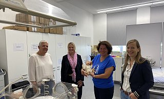 In der Pflegeschule Lippe lernen die Auszubildenden, worauf beim Umgang mit Frühchen geachtet werden muss. Abteilungsleiterin Ulrike Overkamp, Schulleiterin Gabriele Schütter (von links) und ihre Stellvertreterin Annika Henselmeyer (rechts) erläutern der Bundestagsabgeordneten Kerstin Vieregge Einzelheiten. - Bildrechte: Kerstin Vieregge