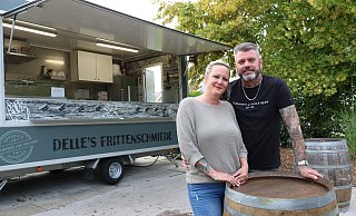 Janett und Jörn de le Roi öffnen ihre Frittenschmiede am 8. Oktober ein letztes Mal - danach machen sie die Türen für immer zu. - Alexandra Schaller Janett und Jörn de le Roi öffnen ihre Frittenschmiede am 8. Oktober ein letztes Mal - danach machen sie die Türen für immer zu. - Alexandra Schaller