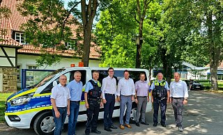 Mit der Stadt Lage und der Gemeinde Schlangen haben sich zwei weitere Partner dem KOD Detmold-Lippe angeschlossen. Vor dem Fahrzeug haben sich Frank Rayczik (Stadt Lage), Heinz-Dieter Krüger (Bürgermeister Horn-Bad Meinberg), Christian Wachowski (KOD), Matthias Kalkreuter (Bürgermeister Lage), Detmolds Bürgermeister Frank Hilker, Peer Reese (Stadt Detmold), Lothar Behling (KOD) und Marcus Püster (Bürgermeister Schlangen) zusammengefunden. - Stadt Detmold Mit der Stadt Lage und der Gemeinde Schlangen haben sich zwei weitere Partner dem KOD Detmold-Lippe angeschlossen. Vor dem Fahrzeug haben sich Frank Rayczik (Stadt Lage), Heinz-Dieter Krüger (Bürgermeister Horn-Bad Meinberg), Christian Wachowski (KOD), Matthias Kalkreuter (Bürgermeister Lage), Detmolds Bürgermeister Frank Hilker, Peer Reese (Stadt Detmold), Lothar Behling (KOD) und Marcus Püster (Bürgermeister Schlangen) zusammengefunden. - Stadt Detmold
