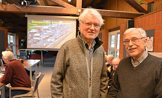 Detlev Gadow (links) begrüßt im Erzählcafé Klaus Stoevesandt. Der pensionierte Pädagoge beschäftigt sich mit Umweltthemen. - Karin Prignitz Detlev Gadow (links) begrüßt im Erzählcafé Klaus Stoevesandt. Der pensionierte Pädagoge beschäftigt sich mit Umweltthemen. - Karin Prignitz