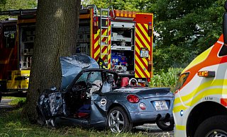 Der Fahrer dieses Cabrios ist am Donnerstag aus ungeklärter Ursache gegen einen Baum gefahren. Er musste von der Feuerwehr befreit werden. - Freitag TV Der Fahrer dieses Cabrios ist am Donnerstag aus ungeklärter Ursache gegen einen Baum gefahren. Er musste von der Feuerwehr befreit werden. - Freitag TV