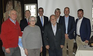 Josef Kirchhoff, HVV Schwalenberg, Landrat Dr. Axel Lehmann, Helga Ntephe vom Kunstverein und Bürgermeister Jörg Bierwirth freuten sich über die Unterstützung und das ehrenamtliche Engagement von Gerd Hagedorn, Vorsitzender des Stiftungsrats, Friedrich Schierholz, Vorstandsvorsitzender, Schatzmeister Garlef Schierholz und des stellvertretenden Vorstandsvorsitzenden Marcus Rohde. - Heike Kreienmeier Josef Kirchhoff, HVV Schwalenberg, Landrat Dr. Axel Lehmann, Helga Ntephe vom Kunstverein und Bürgermeister Jörg Bierwirth freuten sich über die Unterstützung und das ehrenamtliche Engagement von Gerd Hagedorn, Vorsitzender des Stiftungsrats, Friedrich Schierholz, Vorstandsvorsitzender, Schatzmeister Garlef Schierholz und des stellvertretenden Vorstandsvorsitzenden Marcus Rohde. - Heike Kreienmeier