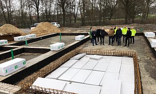 Hier wächst die neue Fahrzeughalle für den Lagenser Bauhof aus der Erde. Technischer Beigeordneter Thorsten Paulussen (Vierter von links) erläutert Vertretern von Stadt, Architekturbüro und Baufirmen Einzelheiten der Baustelle. - Thomas Reineke