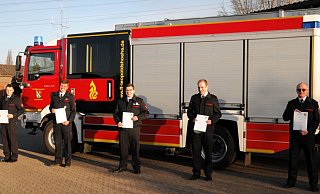 Glückwünsche und Urkunden gab es für Eric Diekmeier (v. l.), Max Schewe, Marvin Mäscher und Bastian Nordmeyer, die nun allesamt Brandmeister sind, und für den neuen Brandoberinspektor Lars Koppmann. - Freiwillige Feuerwehr Leopoldshöhe Glückwünsche und Urkunden gab es für Eric Diekmeier (v. l.), Max Schewe, Marvin Mäscher und Bastian Nordmeyer, die nun allesamt Brandmeister sind, und für den neuen Brandoberinspektor Lars Koppmann. - Freiwillige Feuerwehr Leopoldshöhe