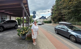 Lydia Kohlmann ist Anwohnerin an der Gosebrede. Als sie das Haus baute, war die Straße noch nicht ausgebaut. Mittlerweile fährt so viel Verkehr vorbei, dass sie mit dem Auto kaum noch vom Grundstück kommt. - Katrin Kantelberg Lydia Kohlmann ist Anwohnerin an der Gosebrede. Als sie das Haus baute, war die Straße noch nicht ausgebaut. Mittlerweile fährt so viel Verkehr vorbei, dass sie mit dem Auto kaum noch vom Grundstück kommt. - Katrin Kantelberg