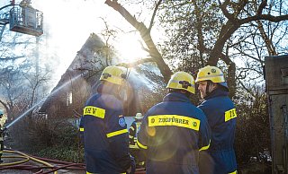 Das Wohnhaus wurde bei dem Brand völlig zerstört. Die Polizei ermittelt zur Brandursache. - FreitagTV