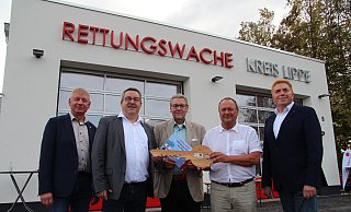 Freuen sich über die Einweihung der neuen Rettungswache in Bösingfeld: (von links) Bürgermeister Frank Meier, Landrat Dr. Axel Lehmann, der Leiter des Bevölkerungsschutzes Lippe Meinolf Haase, der Geschäftsführer der Verkehrsbetriebe Extertal Sven Oehlmann und der Geschäftsleiter von Kögel + Nunne Bau Dietmar Nunne. - Nadine Uphoff
