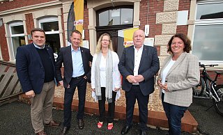 CDU-Kreisvorsitzender Lars Brakehage und Bundestagsabgeodnete Kerstin Vieregge nehmen die parteiintern frisch gewählten Landtagskandidaten Klaus Hansen (Zweiter von links, Lippe I), Christiane Thiel (Lippe II/Herford III) und Heinrich Zertik (Lippe III) in die Mitte. - Jens Rademacher