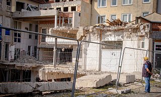 Die Reste der Galerie Hornsches Tor gleichen einem Puppenhaus. Während die Front an der Hornschen Straße noch steht, ist die Rückseite des Gebäudes bereits abgetragen. In den angrenzenden Wohnungen vibrieren Tag für Tag die Wände. - Raphael Bartling Die Reste der Galerie Hornsches Tor gleichen einem Puppenhaus. Während die Front an der Hornschen Straße noch steht, ist die Rückseite des Gebäudes bereits abgetragen. In den angrenzenden Wohnungen vibrieren Tag für Tag die Wände. - Raphael Bartling