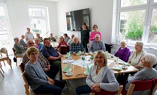 Koordinatorin Adelheid Schütte (vorne Mitte) freut sich, dass viele Besucherinnen und Besucher vom Café Pause und der Selbsthilfegruppe pflegender Angehöriger zu der Jubiläumsfeier im Mehrgenerationenhaus gekommen sind. - Lorraine Brinkmann Koordinatorin Adelheid Schütte (vorne Mitte) freut sich, dass viele Besucherinnen und Besucher vom Café Pause und der Selbsthilfegruppe pflegender Angehöriger zu der Jubiläumsfeier im Mehrgenerationenhaus gekommen sind. - Lorraine Brinkmann