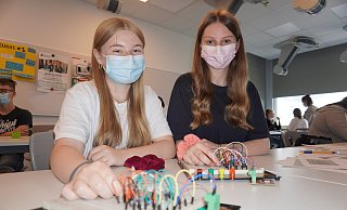Daria (links) und Juliane (beide 15) bauen die Grundschaltung eines LED-Würfels zusammen.  - Michaela Weiße