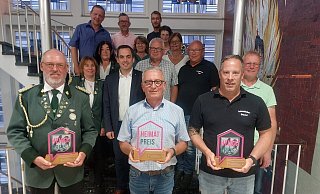 Hartmut Rissiek (vorne von links), Oberst des Schützenvereins Harzberg-Glashütte, Klaus Meier, Vorsitzender des Fördervereins Sabbenhausen, und David Lödige, Schießmeister der Schützenbruderschaft St. Kilian Lügde, nehmen im Beisein von Bürgermeister Torben Blome und Jury- und Vereinsmitgliedern die Heimatpreise entgegen. - Michaela Weiße