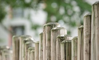 Egal, ob aus Holz oder Stahlmatte - endlich soll ein Zaun den drei Meter tiefen Graben zwischen dem Sportplatz und Aldi absichern. - Symbolbild Pixabay Egal, ob aus Holz oder Stahlmatte - endlich soll ein Zaun den drei Meter tiefen Graben zwischen dem Sportplatz und Aldi absichern. - Symbolbild Pixabay