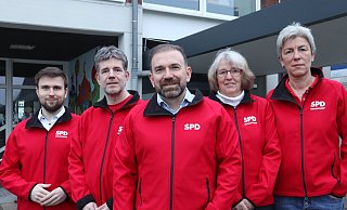 Der neue Vorstand der SPD Augustdorf: (von links) Mats Uffe Schubert (Beisitzer mit beratender Stimme), Daniel Klöpper (Beisitzer), Timo Freiberger (Vorsitzender), Hannelore Senft (Kassiererin), Beate Pflug (stellvertretende Vorsitzende). - SPD Augustdorf Der neue Vorstand der SPD Augustdorf: (von links) Mats Uffe Schubert (Beisitzer mit beratender Stimme), Daniel Klöpper (Beisitzer), Timo Freiberger (Vorsitzender), Hannelore Senft (Kassiererin), Beate Pflug (stellvertretende Vorsitzende). - SPD Augustdorf