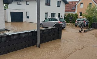 Anwohner der Straße Detmolder Weg kämpfen am Feiertag gegen die Wassermassen. - Philip Marx
