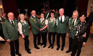 Das künftige Königspaar mit Hofstaat v.l.: Jürgen Gökemeier, Astrid Gökemeier, Prinzgemahl Stefan Nielen, Königin Birgit Schüttemeyer, Birgit Schröder, Jens Henschel, Carsten Sulimme, Steffi Sulimme. Nicht auf dem Bild: Sandra Toeberg und Martin Sigges - Nicole Ellerbrake Das künftige Königspaar mit Hofstaat v.l.: Jürgen Gökemeier, Astrid Gökemeier, Prinzgemahl Stefan Nielen, Königin Birgit Schüttemeyer, Birgit Schröder, Jens Henschel, Carsten Sulimme, Steffi Sulimme. Nicht auf dem Bild: Sandra Toeberg und Martin Sigges - Nicole Ellerbrake