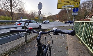 Für Radfahrer, die von Schieder kommen und geradeaus weiter nach Wöbbel wollen, ist die Überquerung der Kreuzung eine Herausforderung. Sich in die Mitte der Straße auf die schraffierte Fläche zu stellen, ist ein gefährliches Wagnis. - Marianne Schwarzer Für Radfahrer, die von Schieder kommen und geradeaus weiter nach Wöbbel wollen, ist die Überquerung der Kreuzung eine Herausforderung. Sich in die Mitte der Straße auf die schraffierte Fläche zu stellen, ist ein gefährliches Wagnis. - Marianne Schwarzer