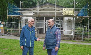 Jochen Heering (rechts), Fachbereichsleiter für Stadtentwicklung, und Detlev Hundt, Vorsitzender des Fördervereins Schloss und Schlosspark Schieder, schauen sich die Fortschritte der Sanierungsarbeiten am Prinzenhaus an. - Michaela Weiße Jochen Heering (rechts), Fachbereichsleiter für Stadtentwicklung, und Detlev Hundt, Vorsitzender des Fördervereins Schloss und Schlosspark Schieder, schauen sich die Fortschritte der Sanierungsarbeiten am Prinzenhaus an. - Michaela Weiße