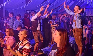 Die Gäste feiern ausgelassen zur Musik der "Rotzlöffl". - Nicole Ellerbrake