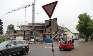 Wegen der Baustelle und dem Kran wurde die Verkehrsführung an der Kreuzung Spiegelberg/Vogelsang geändert. Verkehrsteilnehmer aus dem und in den Vogelsang sind derzeit vorfahrtsberechtigt. - Nadine Uphoff