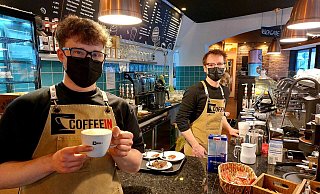 Sebastian Mönch (links) und Daniel Krause sind Teil des Teams von CoffeIn und haben im neueröffneten Café alle Hände voll zu tun. - Janet König Sebastian Mönch (links) und Daniel Krause sind Teil des Teams von CoffeIn und haben im neueröffneten Café alle Hände voll zu tun. - Janet König