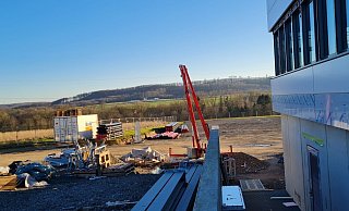 Der jüngste Bau in der Phoenix-Contact-Familie, das hochmoderne Gebäude 60, ist fast fertig. Als nächstes ist das neue Logistikzentrum auf der anderen Seite der Flachsmarktstraße geplant. - Marianne Schwarzer Der jüngste Bau in der Phoenix-Contact-Familie, das hochmoderne Gebäude 60, ist fast fertig. Als nächstes ist das neue Logistikzentrum auf der anderen Seite der Flachsmarktstraße geplant. - Marianne Schwarzer