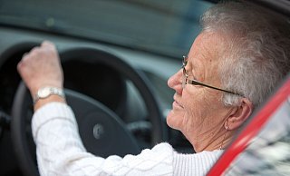 Sollten im Alter Fahrtauglichkeitsüberprüfungen in kürzeren Abständen erfolgen? Verkehrsmediziner Dr. Jörg Kühne hält das angesichts der Unfallstatistik für richtig. - picture alliance / dpa