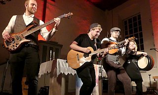 Begeistert in Alverdissen: Die „Kilkenny Band“ mit Dennis Fehlauer, Shawn Hellmann, Jascha Kemper und Julie Ann Cimino-Boyle (von links). - Rudi Rudolph
